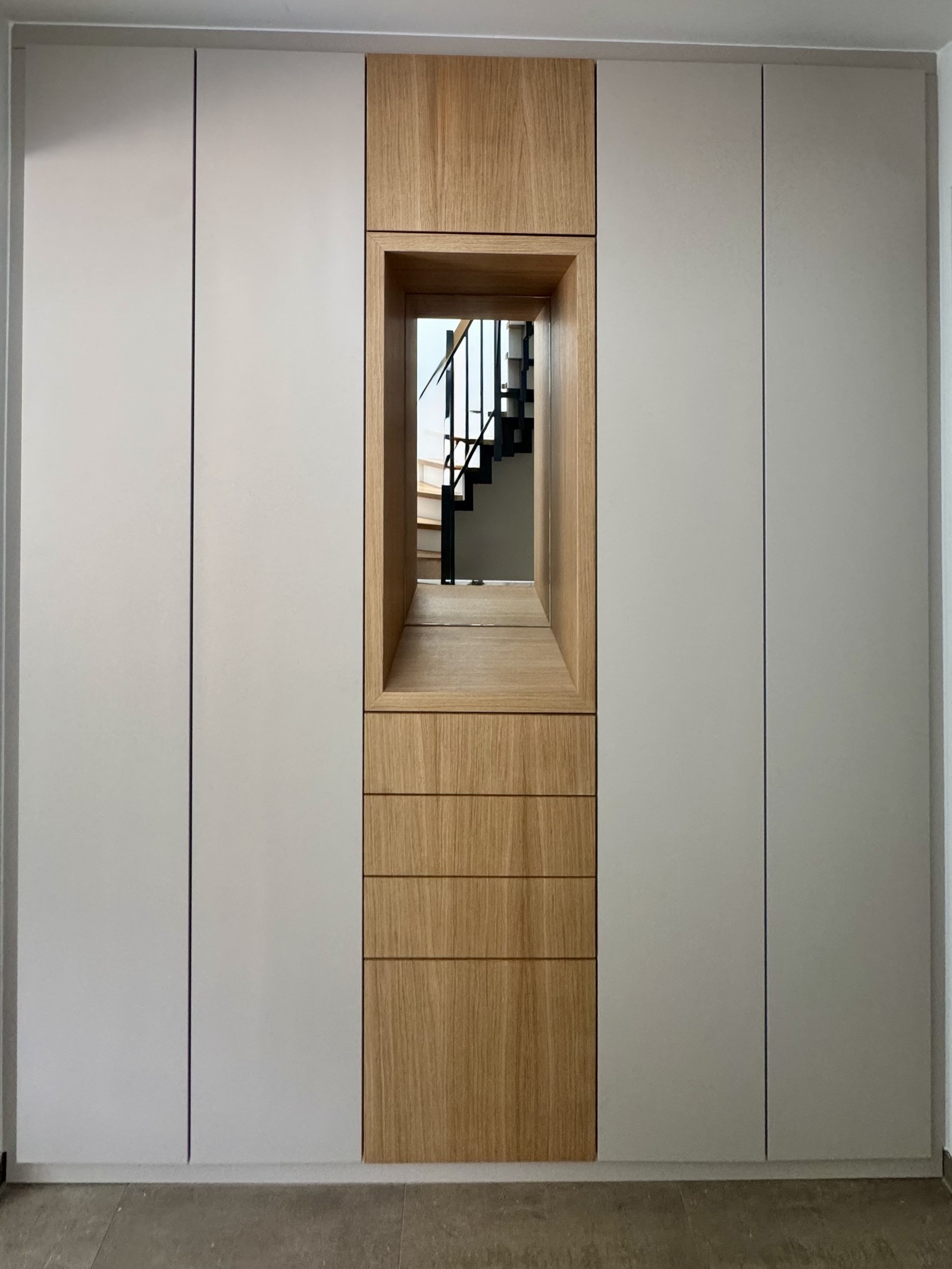 Maßgefertigter Einbauschrank von CCAA design mit Spiegel- und Schubladenelement in Eiche